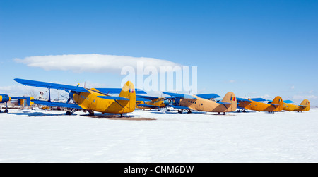 Des avions en stationnement sur une prairie avec de la neige dans une journée ensoleillée Banque D'Images