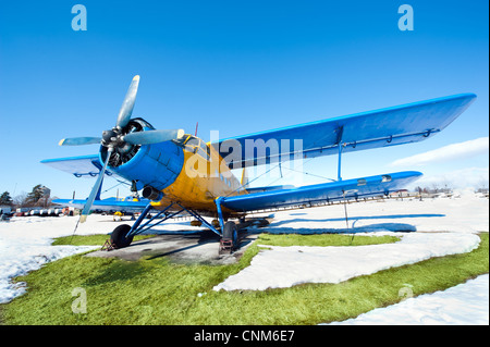 Des avions en stationnement sur une prairie avec de la neige dans une journée ensoleillée Banque D'Images