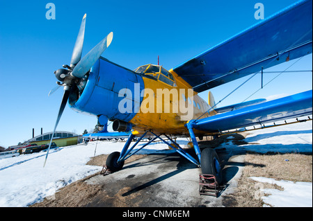 Des avions en stationnement sur une prairie avec de la neige dans une journée ensoleillée Banque D'Images