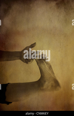 La base d'une photo illustration de son pied dans un hastapadasana yogique. Banque D'Images