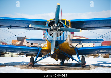 Des avions en stationnement sur une prairie avec de la neige dans une journée ensoleillée Banque D'Images