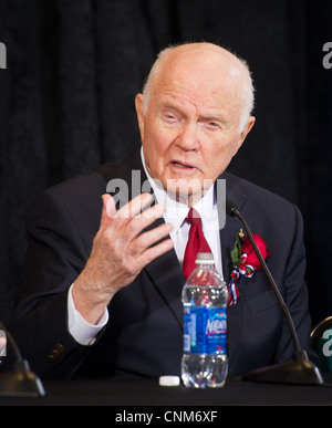 L'ancien sénateur John Glenn parle au cours d'une célébration en l'honneur du 50e anniversaire de John Glenn à bord du vol historique de l'Amitié 7 Février 20, 2012 à Cleveland, Ohio. Glenn est le premier Américain en orbite autour de la Terre. Banque D'Images