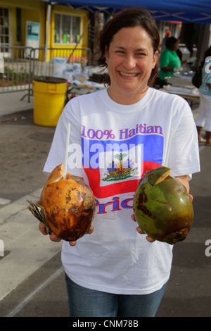 Miami Florida,Little Haiti,Caribbean Market place Carnival,Marketplace,femme communautaire femmes,eau de coco,paille,boissons,boissons,FL120311 Banque D'Images