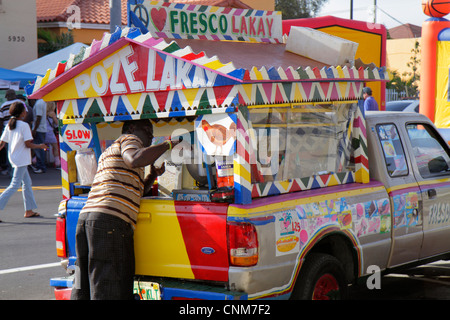 Miami Florida,Little Haiti,Caribbean Market place Carnival,Marketplace,communauté Black man hommes hommes adultes adultes, camion alimentaire, vendeurs stall stall stall stall Banque D'Images