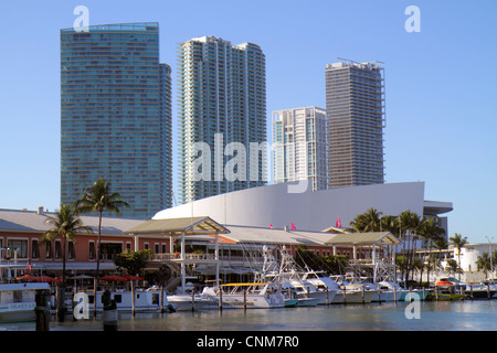 Miami Florida,Bayside Marketplace,Marina,Biscayne Bay,bateaux de pêche affrétés,haute élévation,condominiums,American Airlines Arena,FL120311088 Banque D'Images