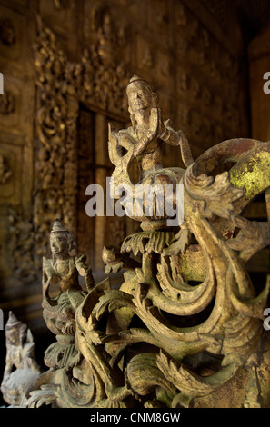 Statue de Bouddha à Shwenandaw Kyaung à Mandalay, Birmanie. Monastère en teck. Myanmar Banque D'Images