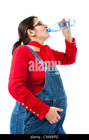 Femme Preganant avec une bouteille d'eau isolé sur fond blanc Banque D'Images