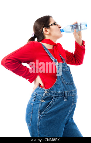 Femme Preganant avec une bouteille d'eau isolé sur fond blanc Banque D'Images