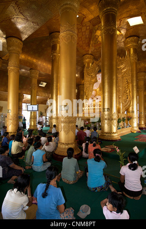 Mahanthtoo Kanthat les fidèles bouddhistes à l'intérieur de la pagode, Pyin Oo Lwin, Birmanie Banque D'Images