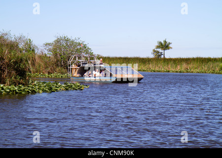 Fort ft. Lauderdale Florida, Everglades Wildlife Management Area, Everglades Holiday Park, promenade couverte en hydroglisseur, eau, sawgrass, Cladium jamaicense, Nuphar Banque D'Images