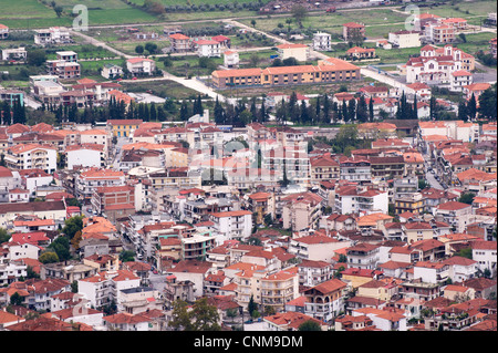 Vue à vol d'oiseau de la ville de Kalambaka, près de les monastères des Météores, dans la région de Thessalie, Grèce. Banque D'Images
