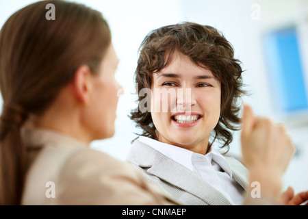 Smiling business woman looking at son collègue Banque D'Images