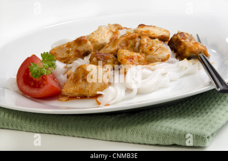 Goulash de poulet avec des nouilles de riz et de tomate Banque D'Images