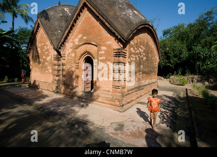 Jeune fille à côté de village restauré en terre cuite miniature temple hindou de Shiva, Baranagar, communauté rurale de l'Ouest Bengale, Inde, Asie Banque D'Images