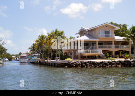 Florida Upper Key Largo Florida Keys,Blackwater Sound,Florida Bay,maisons en bord de mer,maisons,palmiers,bateau,yacht,FL120331035 Banque D'Images