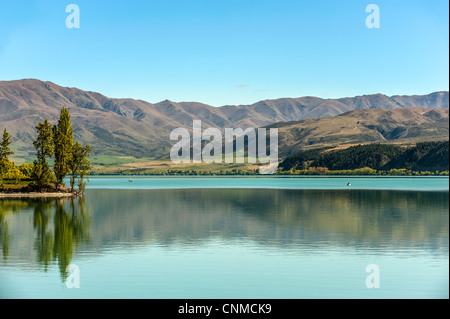 Les pêcheurs sur le lac de Aviemore, le lac vert. L'île du Sud, Nouvelle-Zélande Banque D'Images