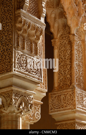 Colonnes Palais Nasrides de l'Alhambra, classé au Patrimoine Mondial de l'UNESCO, Grenade, Andalousie, Espagne, Europe Banque D'Images