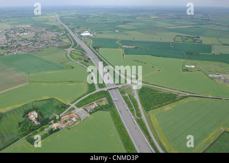 Photographie aérienne des A1M et B1043 avec Sawtry dans l'arrière-plan à l'égard Peterborough Banque D'Images