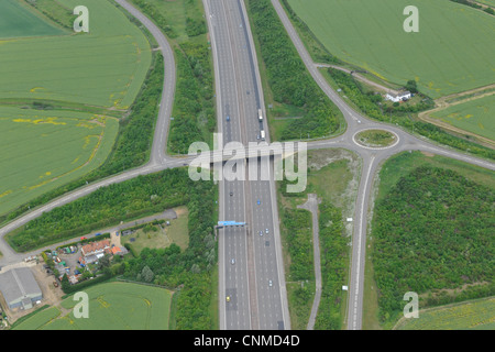 Photo aérienne de l'A1M et B1043 avec des voitures sur l'autoroute. Banque D'Images