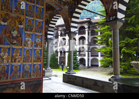 Arcade des fresques murales représentant des personnalités religieuses, des montagnes de Rila, Bulgarie, Europe Banque D'Images