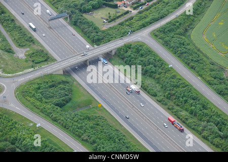 Photographie aérienne du A1M avec la B1043 à Sawtry, près de Peterborough. Camions et voitures sur l'autoroute. Banque D'Images