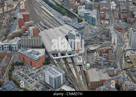 Photographie aérienne montrant la gare de Leeds et ses environs. Banque D'Images