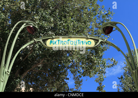 Metropolitano Art Nouveau panneau à l'entrée de la station de métro Picoas dans le centre de Lisbonne, Portugal, Europe Banque D'Images