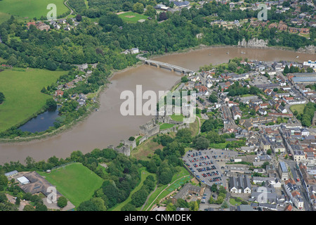 Photographie aérienne montrant le château de Chepstow, ville de Chepstow et la rivière Wye Banque D'Images