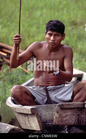 L'homme pêche le long du fleuve Amazone. Iquitos, Pérou. Banque D'Images