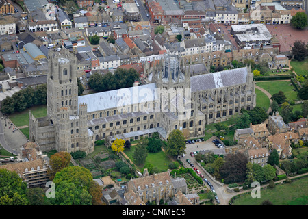 Photo aérienne de cathédrale d'Ely et entourant la ville. Banque D'Images