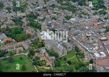 Photo aérienne de cathédrale d'Ely et entourant la ville. Banque D'Images