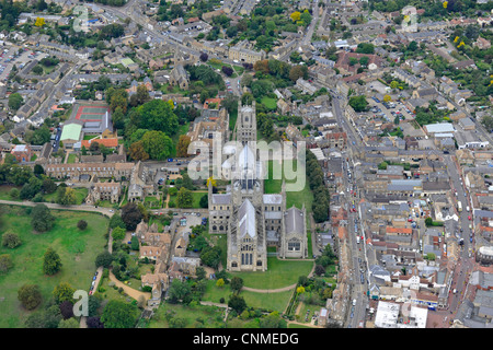 Photo aérienne de cathédrale d'Ely et entourant la ville. Banque D'Images