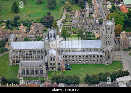 Photo aérienne de cathédrale d'Ely et entourant la ville. Banque D'Images