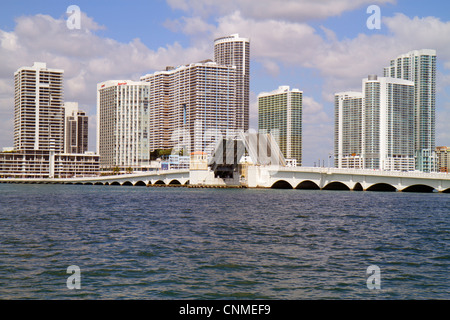 Miami Floride, Biscayne Bay eau, Venetian Causeway, pont-plan vers le haut, horizon de quartier Omni, Edgewater, gratte-ciel gratte-ciel hauteur gratte-ciel bâtiment buildin Banque D'Images