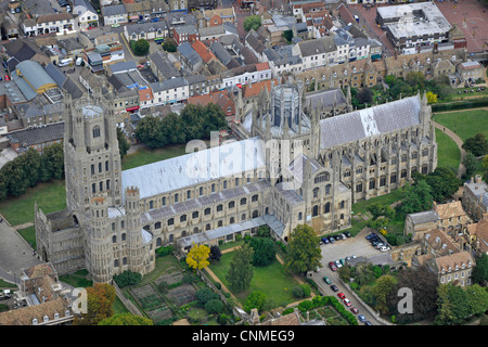 Photo aérienne de cathédrale d'Ely et entourant la ville. Banque D'Images