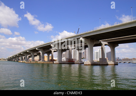 Miami Florida,Biscayne Bay,MacArthur Causeway,pont,tréteaux,eau,FL120331140 Banque D'Images