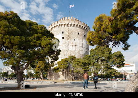 Flâner sur le front de mer de Thessalonique, en face de la Tour Blanche. Thessalonique, Macédoine, Grèce. Banque D'Images
