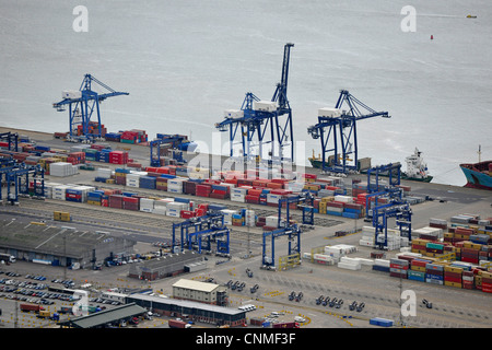Photo aérienne de Felixstowe Docks avec des conteneurs d'expédition, les grues et les navires à quai. Banque D'Images