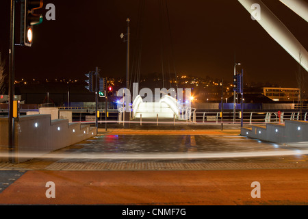 La passerelle du millénaire Newport traversant la rivière Usk de nuit. Banque D'Images