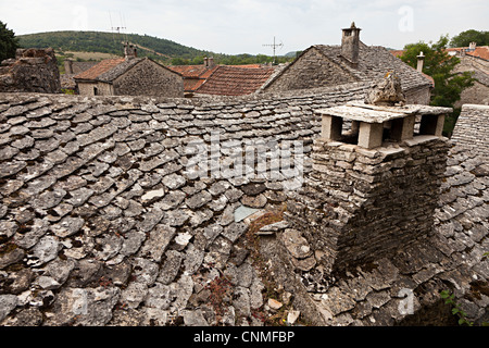 Cheminée en pierre et tuiles sur toit de templar ville, Cité de la Couvertoirade, Aveyron, France Banque D'Images