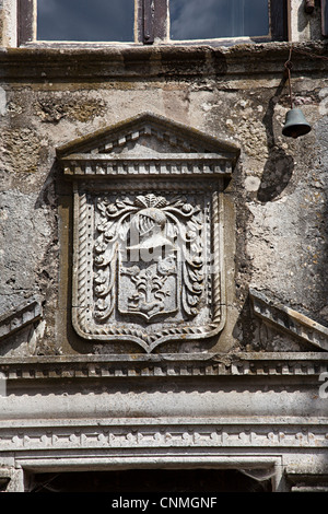 Emblème familial avec casque de chevalier au-dessus de la porte de chambre en Cité de la Couvertoirade, Aveyron, France Banque D'Images