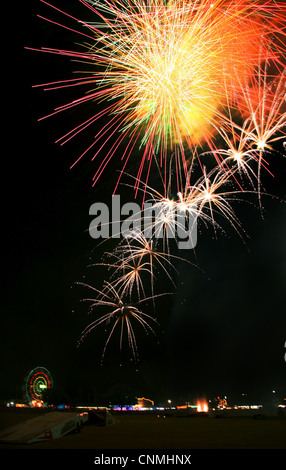 D'artifice à proximité d'une grande roue Banque D'Images