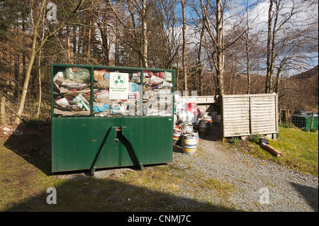 Le recyclage du papier et la Cage vide fût de bière à l'extérieur du magasin Old The Britannia Inn Lake District Cumbria England Royaume-Uni UK Banque D'Images