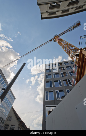 Grue jaune et bâtiments vu du dessous Banque D'Images