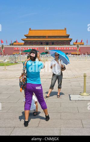 Les touristes chinois de la Place Tiananmen, la prise de photographies de l'autre avec l'entrée de la Cité Interdite. Banque D'Images