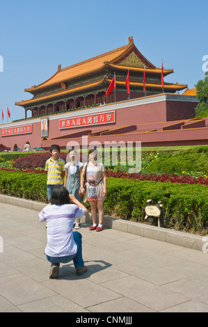 Les touristes chinois de prendre des photographies de l'autre avec porte Tiananmen l'entrée principale de la Cité interdite à l'arrière-plan. Banque D'Images