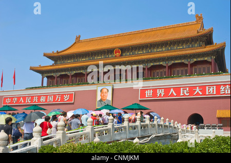 La porte Tiananmen (Porte de la paix céleste) - l'entrée principale de la Cité Interdite avec des foules de touristes entrant. Banque D'Images