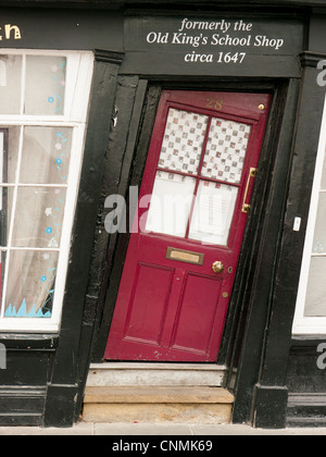 Old King's School shop avec une porte rouge de travers et fenêtres pour laisser à Canterbury, Kent, UK Banque D'Images