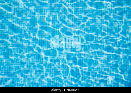 Les ondulations de l'eau dans une piscine Banque D'Images