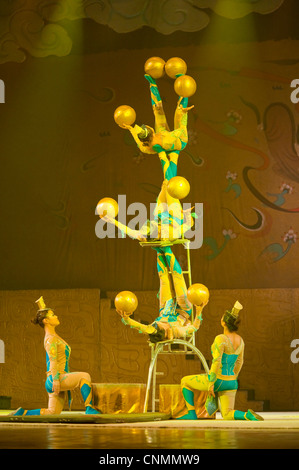 L'un des actes d'effectuer au superbe théâtre acrobatique de Chaoyang à Beijing. Banque D'Images